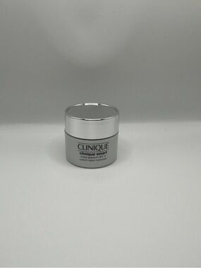 Clinique Silver/White Smart Moisturizer